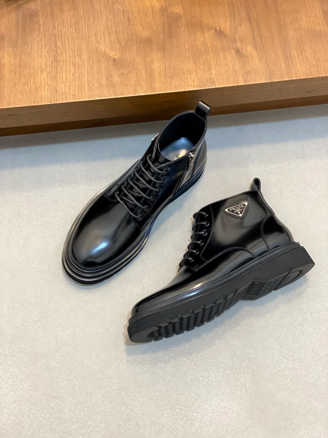 Men's men's shoes💰900 Prada/Prada Thick-soled formal wear shipped, same style at the counter, top-quality goods produced in Dongguan, those who know the goods should hurry up and start! New men's casual leather shoes, imported calfskin, shiny and translucent leather, uniform leather holes, fine texture, splicing and sewing technology, soft, comfortable and wrinkle-free, elegant Derby shoe shape, thickened and heavy-duty made, high-quality products that kill all currencies in the market, standard gold-label cowhide feet, calfskin lining, thickened rubber sole, durable and wear-resistant, ultra-light material, extremely comfortable for the upper foot, smooth surface, splicing lines, two styles to choose from, complete packaging! Size: 39-40-41-42-43-44 (45 customized) leather shoes